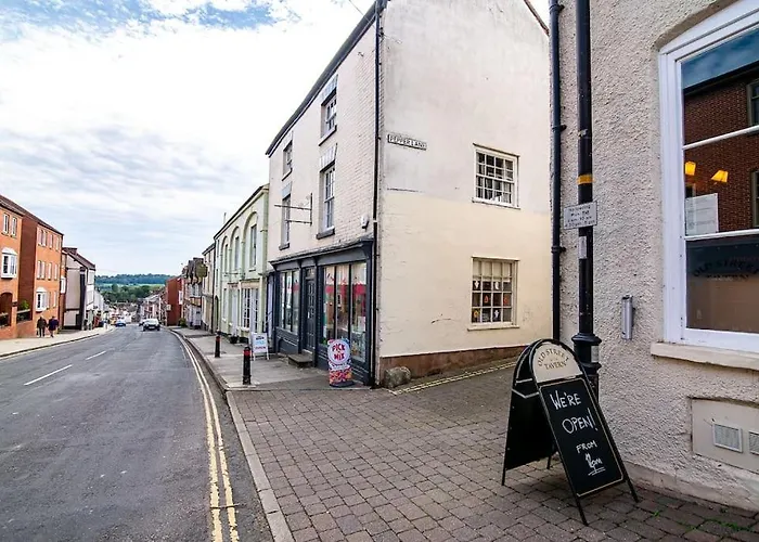 Elegant Ludlow Haven: 4Bed Ultimate Tranquility