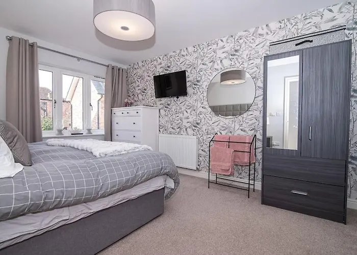 Elegant Ludlow Haven: 4Bed Ultimate Tranquility