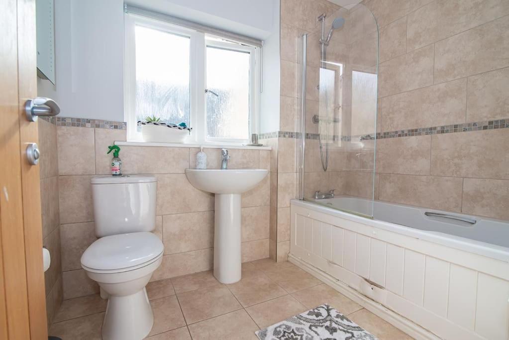 Elegant Haven: 4bed Ultimate Tranquility Holiday home *
