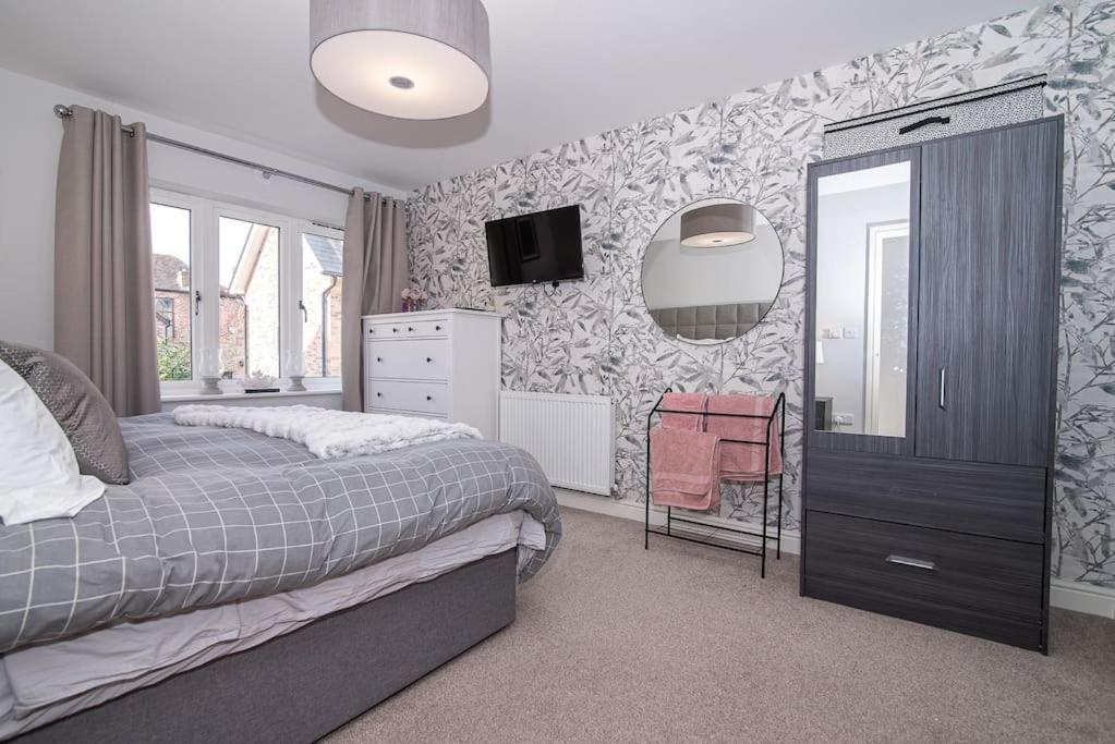 Elegant Haven: 4bed Ultimate Tranquility