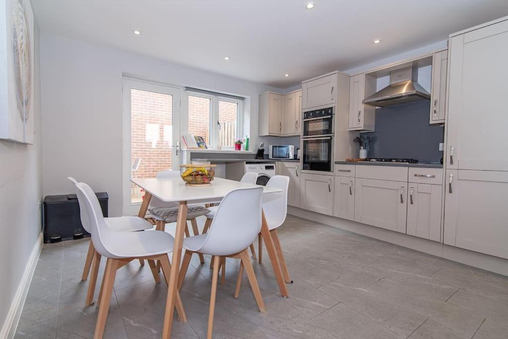 Elegant Haven: 4bed Ultimate Tranquility