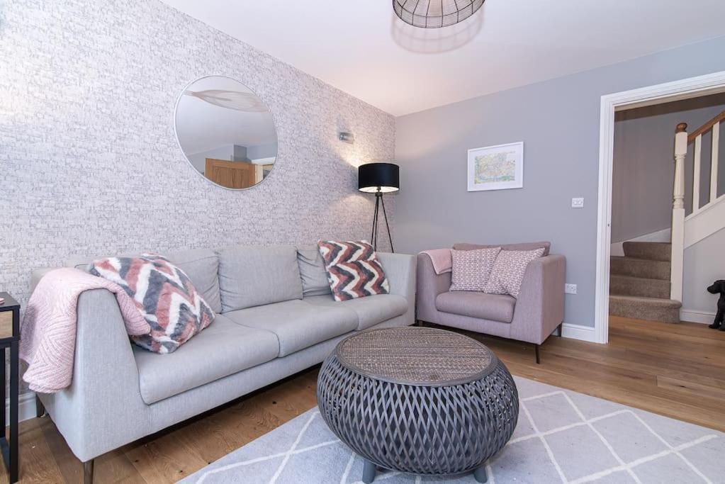 Elegant Haven: 4bed Ultimate Tranquility